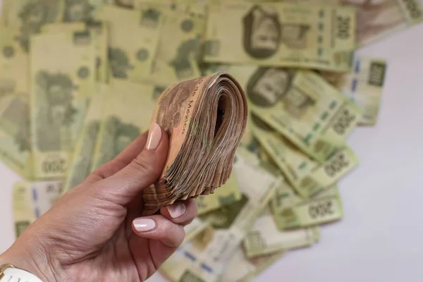 Egy Közelkép Egy Női Kézről Amint 500 Peso Bankjegyet Tart — Stock Fotó