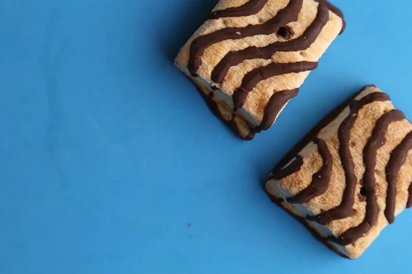 Les Biscuits Sucrés Délicieux Avec Chocolat Sur Surface Bleue — Photo