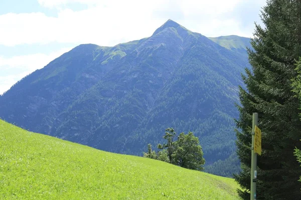 Eine Landschaftlich Reizvolle Aufnahme Grüner Hügel Mit Üppigen Wäldern Österreich — Stockfoto