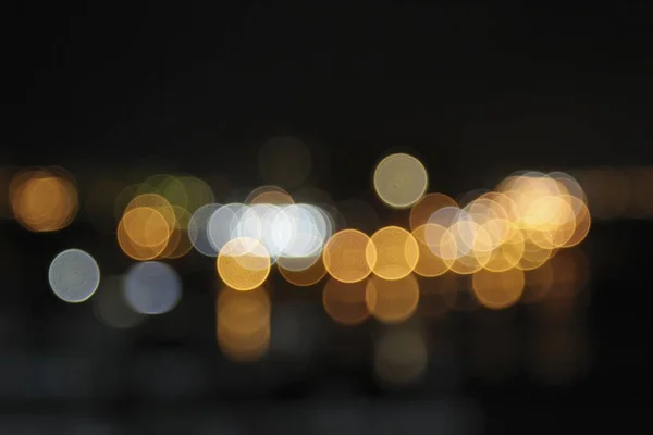 Arkaplan Için Soyut Bokeh Işıkları Yaratan Gece Lambalarının Odaklanmış Görüntüsü — Stok fotoğraf