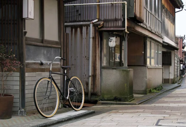 근처에 주차되어 자전거 벽지에 알맞다 — 스톡 사진