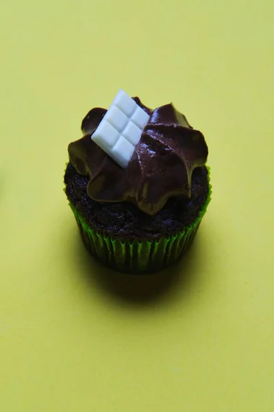 Primo Piano Verticale Cupcake Cioccolato Sfondo Verde — Foto Stock