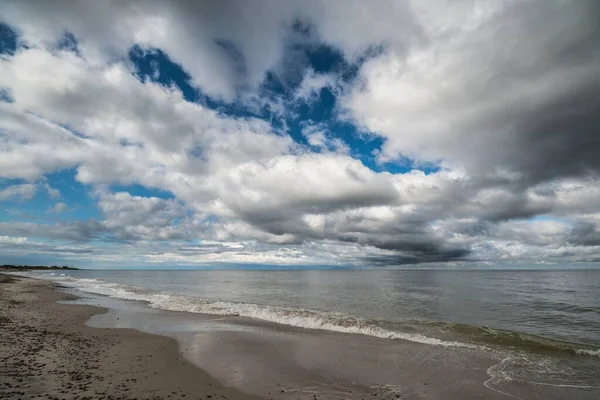 Panoramiczne Ujęcie Fal Uderzających Brzeg Pochmurnym Tle Dnia — Zdjęcie stockowe