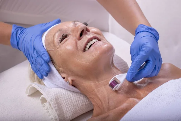 Tiro Close Uma Bela Fêmea Salão Beleza Durante Procedimento Mesoterapia — Fotografia de Stock