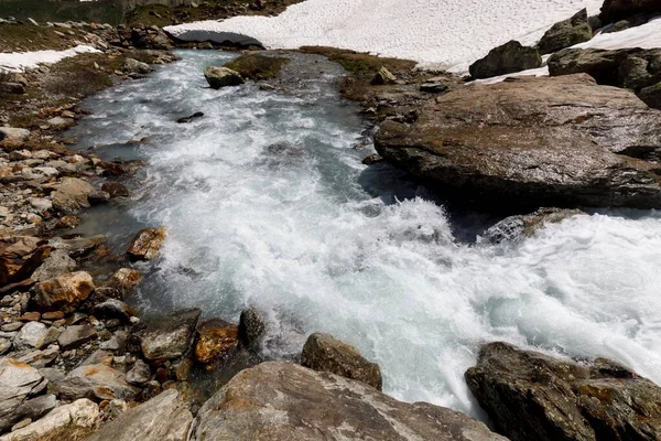 スイスのサステンパスの山の川は 冬の日中にスイスにあります — ストック写真