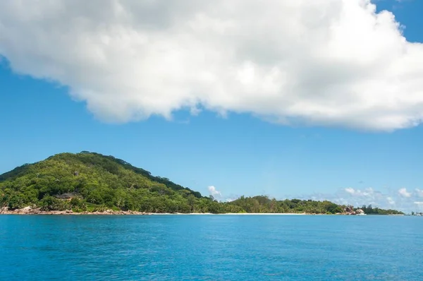 Скалистый Остров Морем Голубым Небом Фоне — стоковое фото