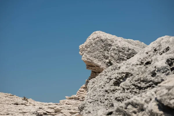 Primo Piano Rocce Scogliere Con Cielo Blu Sullo Sfondo — Foto Stock