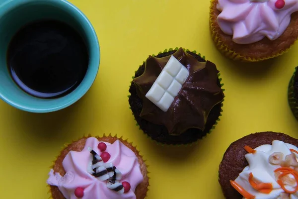 Primer Plano Ángulo Alto Pequeños Cupcakes Con Cremas Colores Una —  Fotos de Stock