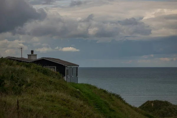 Een Prachtige Opname Van Een Vakantiehuis Voor Zee Een Bewolkte — Stockfoto