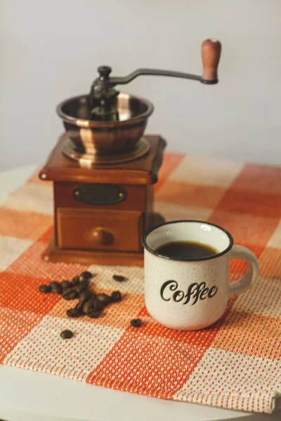 Вертикальный Снимок Крупным Планом Кофейной Кружки Старинной Кофемолки Кофейных Зерен — стоковое фото