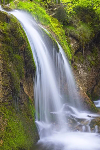 Tiro Vertical Uma Cachoeira Tirar Fôlego Sobre Belas Rochas Cobertas — Fotografia de Stock