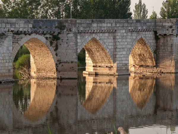 Vieux Pont Pierre Réfléchissant Sur Eau Dans Parc — Photo