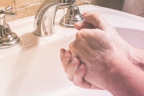 Tiro Close Uma Pessoa Lavando Mãos Com Desinfetante Banheiro Prevenção — Fotografia de Stock
