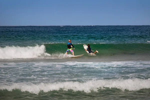 Sydney Rakousko 2012 Dva Mladí Australští Surfaři Baví Ježděním Vlnách — Stock fotografie