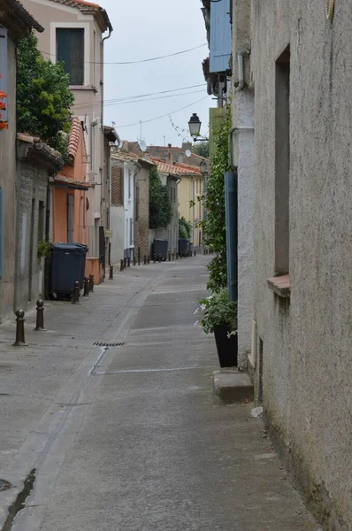 Colpo Verticale Uno Stretto Sentiero Tra Gli Edifici — Foto Stock