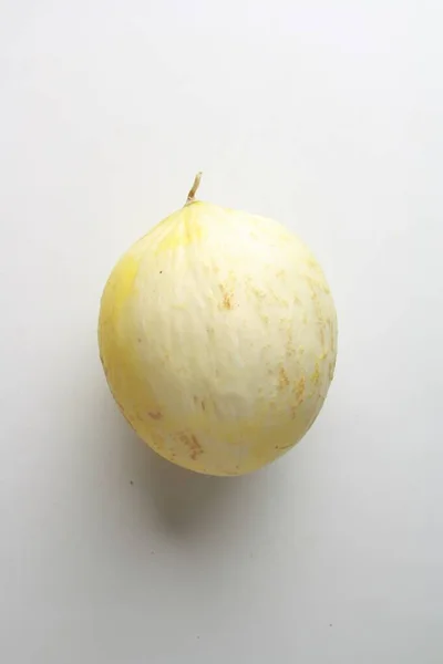 Een Verticaal Close Shot Van Een Hele Meloen Geïsoleerd Een — Stockfoto