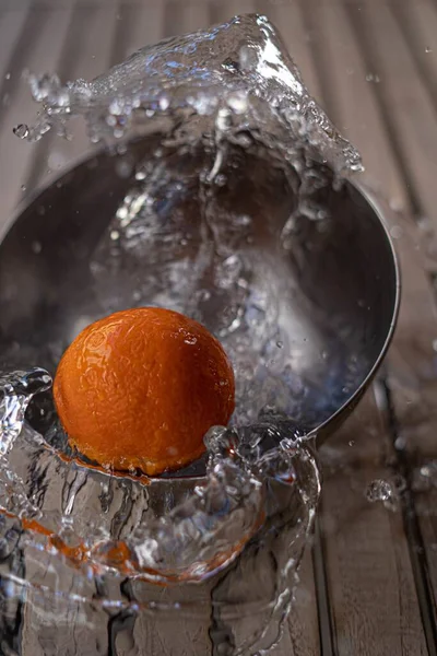 Closeup Shot Tasty Looking Tangerine Falling Water Metal Bowl — Stock Photo, Image