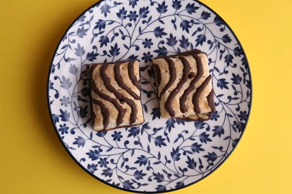 Μια Κορυφαία Άποψη Closeup Ενός Πιάτου Από Δύο Μπισκότα Σοκολάτας — Φωτογραφία Αρχείου
