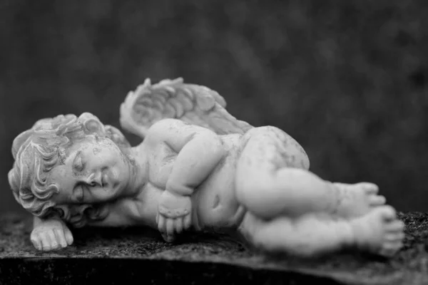 Close Shot Marble Statuette Angel Gothic Setting Dark Blurry Background — Stock Photo, Image