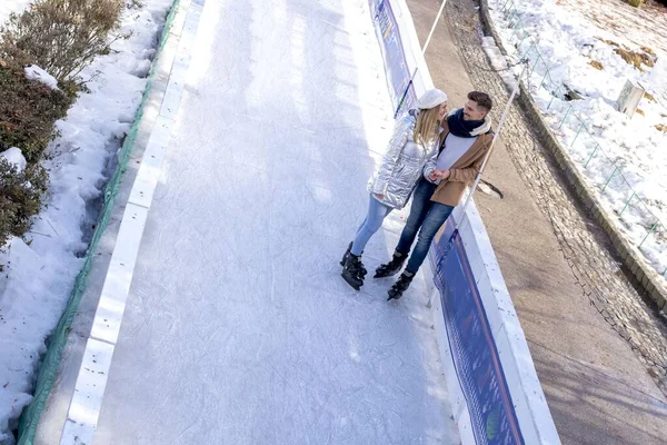 Beau Couple Romantique Caucasion Patinage Sur Glace Amuser Dans Parc — Photo