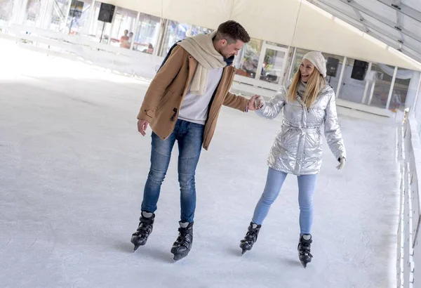 Een Gelukkig Jong Stel Schaatst Buiten Tijdens Het Sneeuwweer Romantisch — Stockfoto