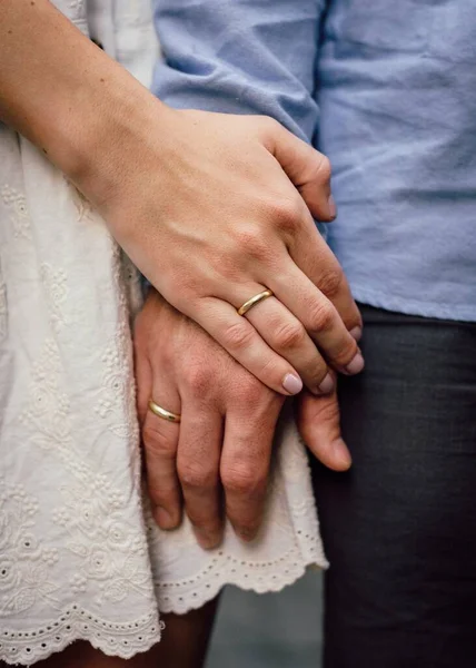 Eine Vertikale Aufnahme Der Hände Eines Ehepaares Mit Ringen — Stockfoto