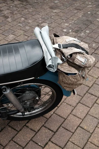 Ein Rucksack Auf Dem Gepäckträger Eines Alten Motorrads Bei Den — Stockfoto