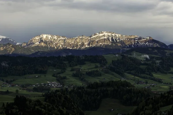 Прекрасний Знімок Гірського Пейзажу Фоні Хмарного Неба — стокове фото