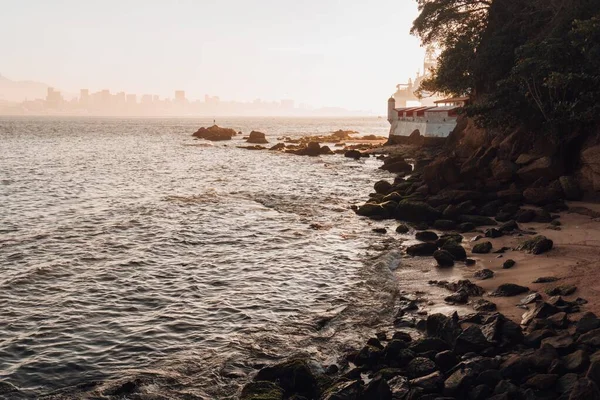 Rio Janeiro Kıyılarının Gün Batımında Kaya Oluşumuyla Güzel Bir Manzarası — Stok fotoğraf