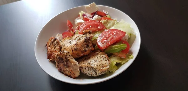 Gegrilltes Hähnchenbrustfleisch Mit Griechischem Salat — Stockfoto