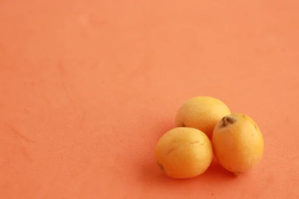 Primo Piano Frutti Loquat Sfondo Arancione — Foto Stock