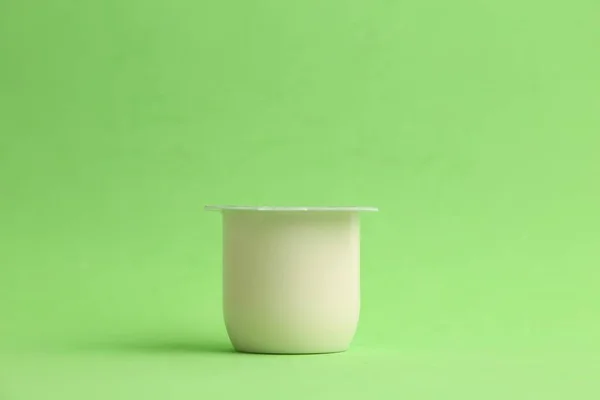 Una Taza Plástico Blanco Sobre Fondo Verde — Foto de Stock