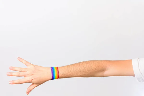 Mans Hand Bär Ett Armband Med Hbt Stolthet Flagga Färger — Stockfoto
