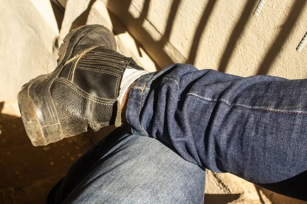 Ovanifrån Manliga Ben Jeans Och Gamla Läderskor — Stockfoto