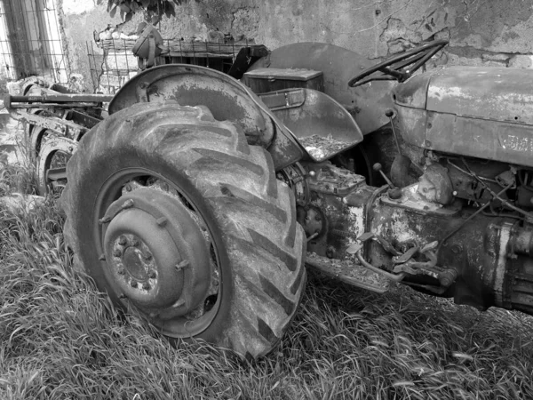 Eski Bir Traktörün Tekerinin Gri Tonlu Görüntüsü — Stok fotoğraf