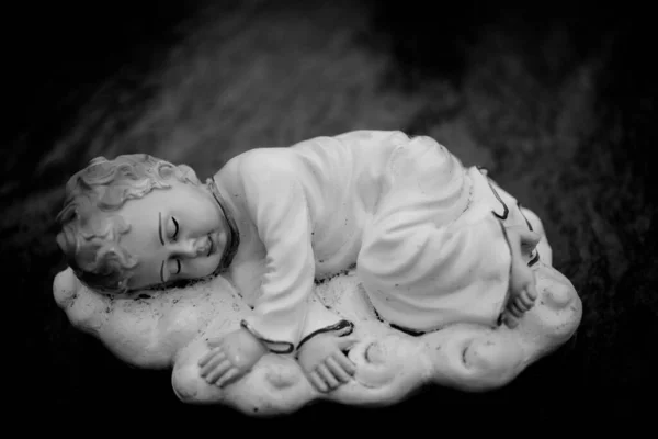 Close Shot Marble Statuette Angel Gothic Setting Dark Blurry Background — Stock Photo, Image