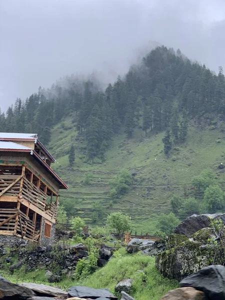 Eine Vertikale Aufnahme Eines Hauses Den Bewaldeten Hügeln Aufgenommen Einem — Stockfoto