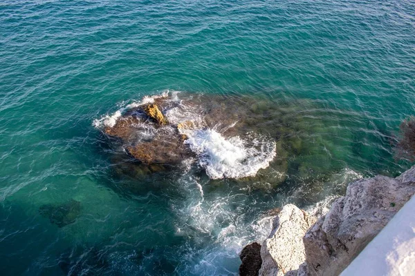 Uma Vista Fascinante Uma Bela Paisagem Marinha Rochas Durante Dia — Fotografia de Stock