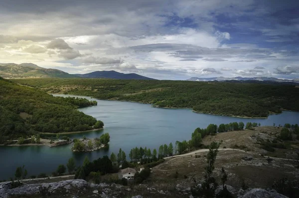 Una Toma Aérea Pequeño Lago Tranquilo Localidad Ruesga Situada España — Foto de Stock