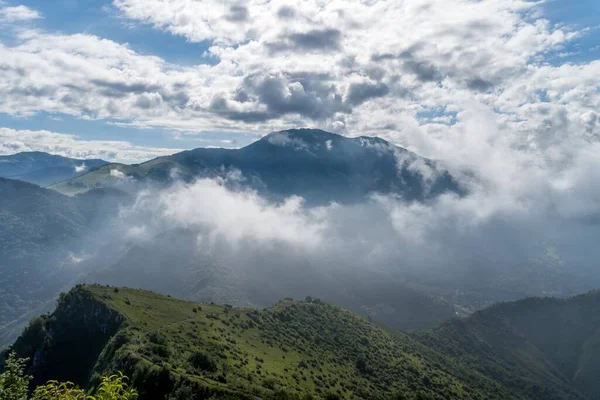 雲と青空の背景に覆われたコルナ トレンタパッシ山のパノラマ写真 — ストック写真