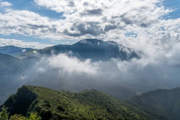 Panoramatický Záběr Horu Corna Trentapassi Pokryté Mraky Modrá Obloha Pozadí — Stock fotografie