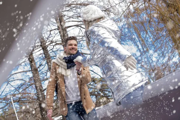Ένα Υπέροχο Ρομαντικό Ζευγάρι Caucasion Διασκεδάζοντας Και Απολαμβάνοντας Χιονόπτωση Στο — Φωτογραφία Αρχείου