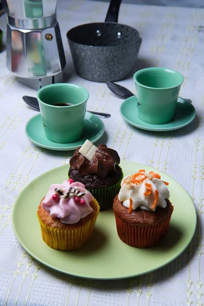 Primer Plano Pequeños Cupcakes Con Cremas Colores Tazas Café Fondo — Foto de Stock