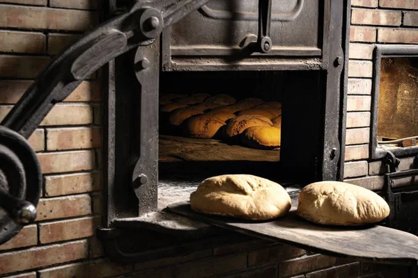 Tiro Close Dois Pães Recém Assados Sendo Tirados Velho Forno — Fotografia de Stock