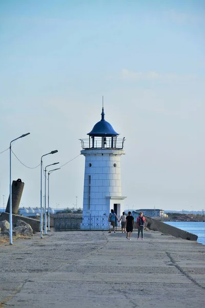 Vertical Shot People Approaching Old Lighthouse Seafront Mangalia City Romania — Stock Photo, Image