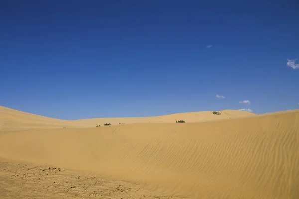 Arena Marrón Desierto Bajo Cielo Azul — Foto de Stock