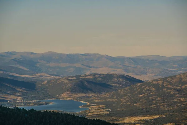 晴れた日に撮影された丘や谷の真ん中に湖の高角度ショット — ストック写真