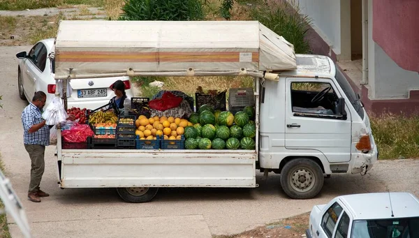 Kazanli Turkey Cze 2020 Kobieta Kupuje Owoce Warzywa Mężczyźnie Który — Zdjęcie stockowe