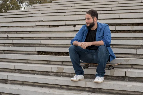 Guapo Hombre Caucásico Sentado Las Escaleras Aire Libre — Foto de Stock