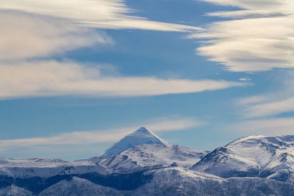 Een Landschap Van Bergen Bedekt Met Sneeuw Onder Een Blauwe — Stockfoto
